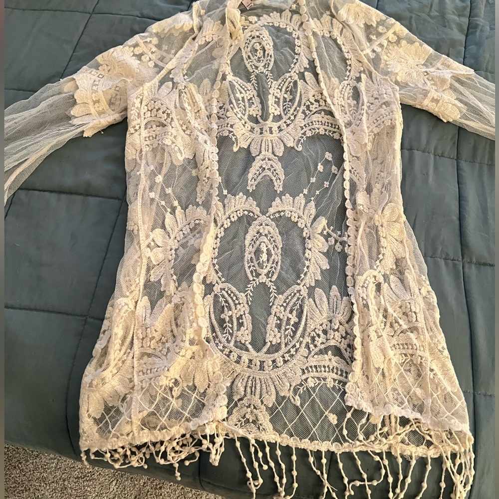 Lacey pullover super cute over tank tops! Size small